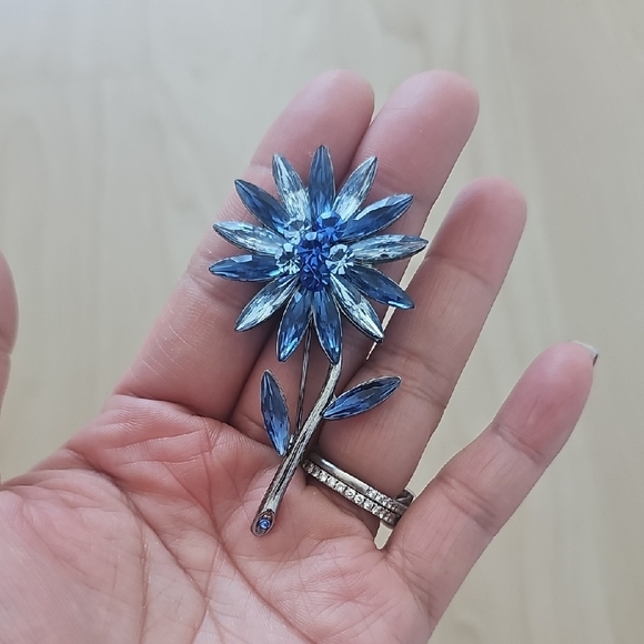 Jewelry - Blue Floral Brooch